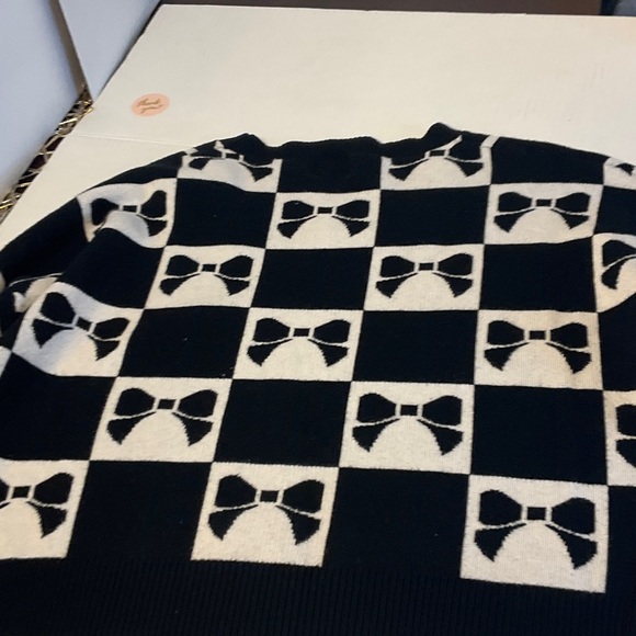 Chic Black and White Bow Patterned Crewneck Sweater - Picture 6 of 9